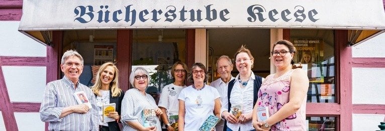Auch mit Eva Bollandt-Ditzen setzten wir uns für den lokalen Buchhandel ein und möchten mit dem Konzept „Buch und Duft“ mehrere Sinne ansprechen und die Bücherstube noch mehr zu einem Ort des positiven Erlebens machen.