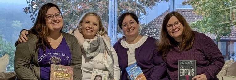 Isa, Martha, Nadine & Julia.
Mit Herzblut und Leidenschaft empfehlen wir Bücher und freuen uns auf dich!