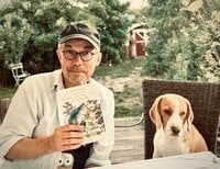 Henni im Garten mit Hund und seinem neuen Roman "Aller Kidnapping ist schwer".