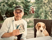 Henni im Garten mit Hund und seinem neuen Roman "Aller Kidnapping ist schwer".