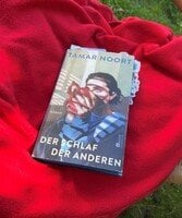 Dürfen wir vorstellen:Tamar Noort und  ihr Buch „Der Schlaf der Anderen“. Buchhändlerin Sylvia Pyrlik liest entdeckte Schlüsselszenen. Tamar Noort spielt für uns mit der deutschen Sprache! …und fängt schon im Titel damit an! Spielen Sie mit uns und lassen
