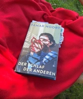 Dürfen wir vorstellen? Bernau liest ein Buch: „Der Schlaf der Anderen“