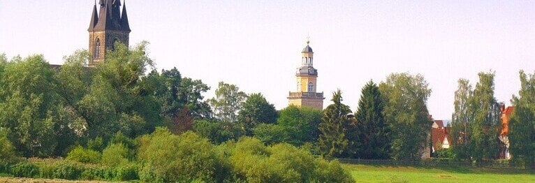 Blick auf Rinteln an der Weser Bei BUCH&WEIN finden Sie regionale Werke, Wander- und Radfahrkarten, historische Bücher und lokale Romane aus Rinteln und Umgebung.

Bildquelle: Georg Denda, CC BY-SA 3.0 , via Wikimedia Commons