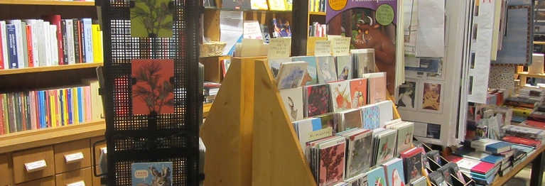 Buchhandlung Verkaufsraum mit Postkarten