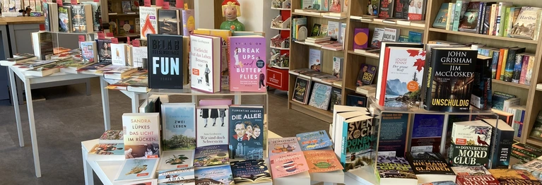 Blick in den Laden auf Tische und Regale der BUchhandlung BücherABC in Rudersberg