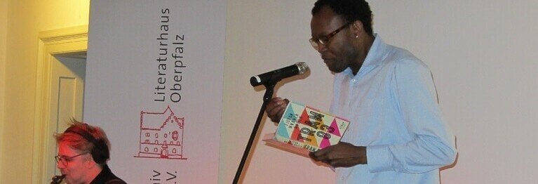 Fiston Mwanza Mujila am 27. April 2017 im Literaturhaus Oberpfalz Patrick Dunst & Fiston Mwanza Mujila
