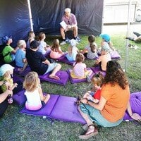 Manfred Meiler liest beim Kinderfest in Calmbach