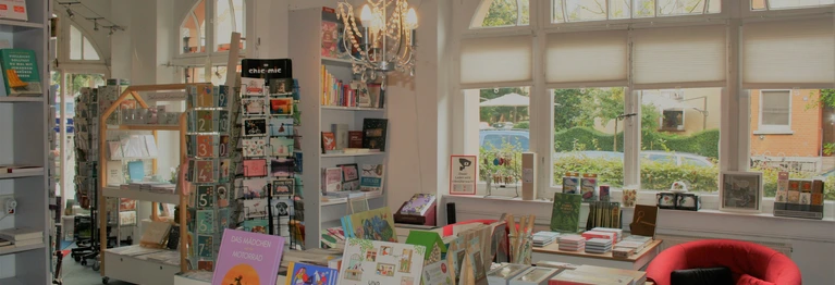 Romane, Krimis und klassische Literatur - in unserer gemütlichen Leseecke können Sie in Ruhe stöbern, anlesen und bei einer Tasse Kaffee entspannen.
