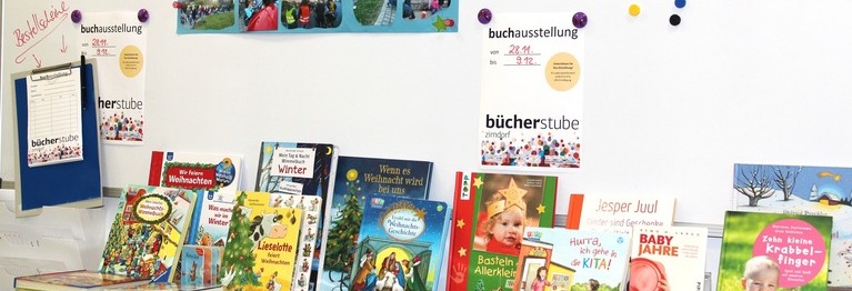 Bücher auf Tisch in einer Kindertagesstätte