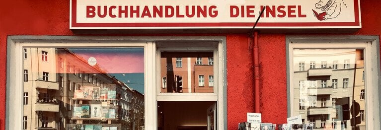 Buchhandlung Die Insel - since 1956 Original Ostflair! Wir sind einer der letzten Buchhandlungsorte mit den charakteristischen Volksbuchhandlungs-Regalen.