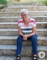 Inge Zinßer sitzt auf einer Treppe