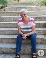 Inge Zinßer sitzt auf einer Treppe