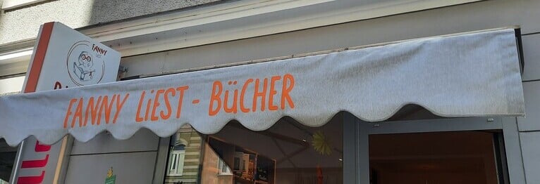 Hier finden Sie allerhand neue Lieblingsbücher, dazu wunderschöne Lesezeichen, Kalender, Book Nooks und vieles mehr.
Bestellungen und Reservierungen gern gleich hier über den Onlineshop, Abholung dann bei uns im Laden. Wir freuen uns!