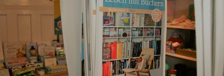 Buchhändlerin mit Leib & Seele Bücher | Geschenke | Papeterie | Zeitschriften

Das ist unsere Passion und wir lieben es, unsere Kunden mit schönen Dingen glücklich zu machen. Auf eine persönliche Beratung legen wir großen Wert.