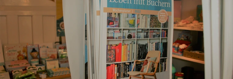 Bücher | Geschenke | Papeterie | Zeitschriften

Das ist unsere Passion und wir lieben es, unsere Kunden mit schönen Dingen glücklich zu machen. Auf eine persönliche Beratung legen wir großen Wert.
