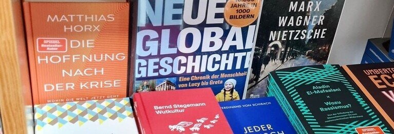 Im Bilde bleiben... Ob Philosophie, Zeitgeschichte oder aktuelle Politik: Ihre Buchhandlung in Nuthetal bietet ein breites Spektrum aktueller Themen zu den brennenden Fragen unserer Zeit.