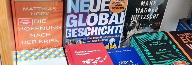 Ob Philosophie, Zeitgeschichte oder aktuelle Politik: Ihre Buchhandlung in Nuthetal bietet ein breites Spektrum aktueller Themen zu den brennenden Fragen unserer Zeit.