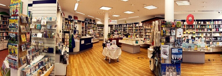 Liebe Kunden! Haben Sie Lust zu stöbern?

Besuchen Sie uns auf der Marktallee.

Oder bestellen Sie per Telefon, per Mail oder über unsere Internetseite und holen Sie die gewünschte Ware in unserer Buchhandlung ab.