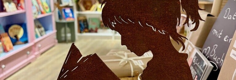 In unserem Buchladen findet man nicht nur Bestseller, sondern auch Schätze aus der Nachbarschaft! Wir arbeiten eng mit lokalen Autor:innen und Künstler:innen zusammen, die ihre Geschichten und Werke mit viel Herzblut erschaffen.