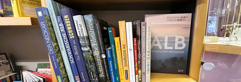 Die Schwäbische Alb steckt voller Geschichten. Der Autor Wolfgang Alber und die Fotografin Carolin Albers besuchen zwanzig der schönsten literarischen Schauplätze und vergleichen die historische Sichtweise mit der heutigen Perspektive.