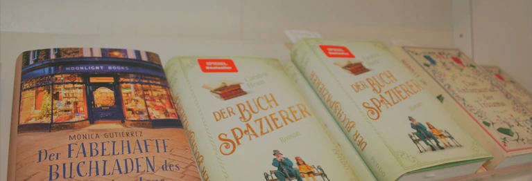 Da wir selbst eifrige Leseratten sind, können wir Bücher aus vollem Herzen empfehlen. Neben Neuerscheinungen haben wir auch immer Klassiker im Regal.