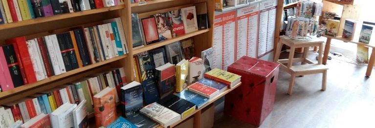 Bücherregal in der Buchhandlung
