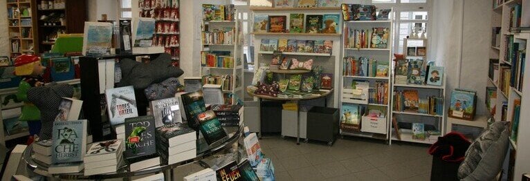 Herzlich Willkommen in unserer Buchhandlung! Öffnungszeiten Mo - Fr 9.30 - 18.00 Uhr , Samstag 9.30 - 13.00 Uhr