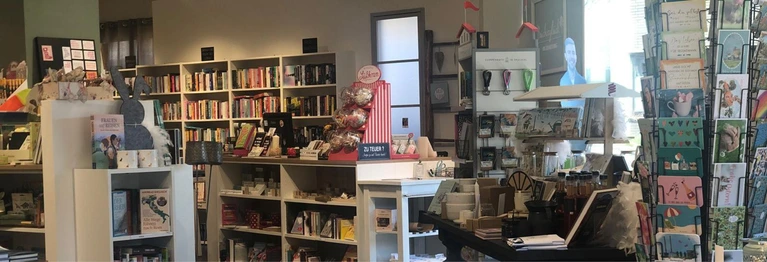 Neben Büchern haben wir eine schöne Auswahl an Deko, Gewürzen, Tee, Weinen und Geschenkartikeln.
