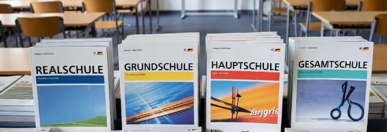 Schulbuch bestellen – einfach & schnell: Alle Lehrwerke für Grundschule bis Abitur. Keine Wartelisten, pünktlich zum Start. Liste hochladen oder suchen – wir liefern bundesweit. Für Oelde, Ennigerloh, Kreis Warendorf. Stressfrei nach Hause.