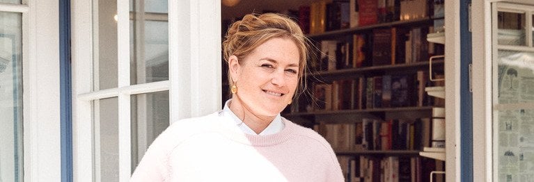 Inhaberin Caroline Ditting steht vor der Tür der Buchhandlung Büchertruhe Keitum