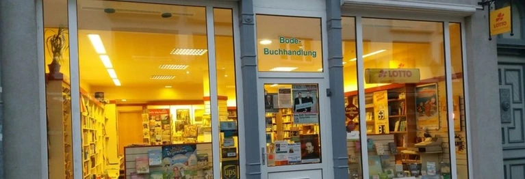 Schaufenster und Eingang der Buchhandlung
