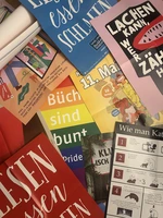 ein durcheinander von Plakaten