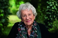 Ingrid Noll sitzt in ihrem Garten.