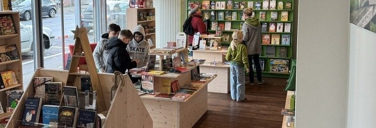 Erlesen... Im Laden der Buchhandlung Bücherbank finden Sie eine Menge tolle Bücher für Kinder und ihre Erwachsenen. Viele aktuelle Romane, Bestseller und eine einmalige Auswahl regionaler Titel. Dazu viel Schönes und eine Wohlfühl-Atmosphäre mit Leseecke.