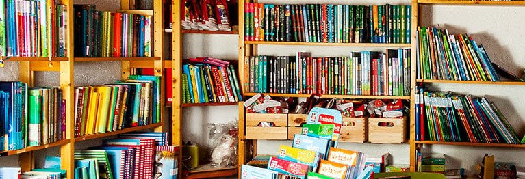 Unser Kinderland Eine große Auswahl an Bilderbüchern, Kindersachbüchern, Bastelbüchern, Geschichten für Kinder zum Vorlesen und Selberlesen findet Ihr in unserem Kinderland. Eine große Auswahl an Tonies wartet auf euch.