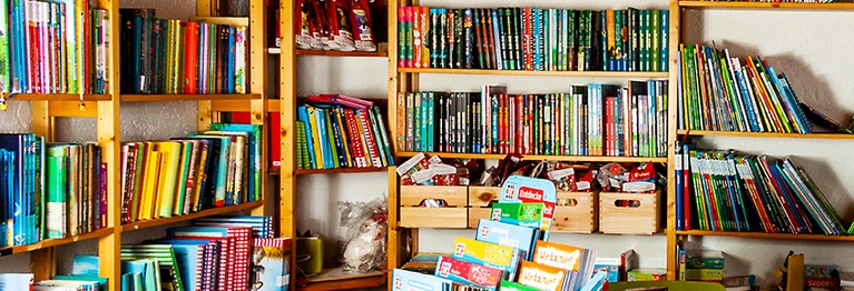 Eine große Auswahl an Bilderbüchern, Kindersachbüchern, Bastelbüchern, Geschichten für Kinder zum Vorlesen und Selberlesen findet Ihr in unserem Kinderland. Eine große Auswahl an Tonies wartet auf euch.