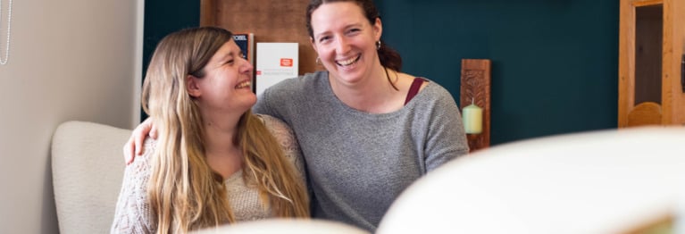 Jacky & Karina Gemeinsam wollten wir einen Ort in Albersloh schaffen, der zum lesen und verweilen bei einer Tasse Kaffee einlädt. In gemütlicher Wohnzimmeratmosphäre bieten wir Bücher, Schreibwaren und kleine Geschenkartikel an. Kommt gerne vorbei!