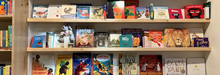 Wand mit Bilderbücher