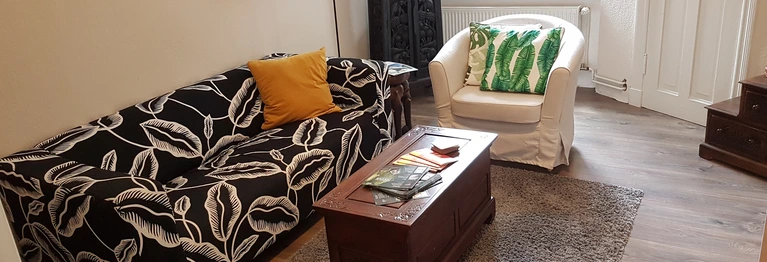 Gerne können Sie sich in unser Lesezimmer zurückziehen, eine Tasse Tee trinken und in Ruhe Ihre Buchauswahl treffen!
