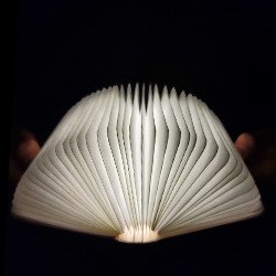 Ein leuchtendes Buch im Dunkeln