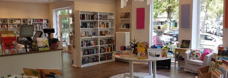 Unser runder Tisch Auf unserem runden Tisch finden Sie Bücher und andere Artikel, die wir jeweils passend zur Jahreszeit, zu bestimmten Anlässen oder auch einfach nach Lust und Laune auswählen. Über dem Tisch hängt übrigens unsere "Gästelampe". Hier können Sie schauen, welche Autorinnen und Autoren uns schon besucht haben.