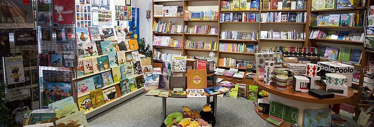 Lieferung über Nacht in die Buchhandlung - schneller gehts kaum! Kaufen Sie lokal!
Ohne Belastung der Paketzusteller 
Unsere Ware kommt bereits in der Nacht in Mehrwegkisten