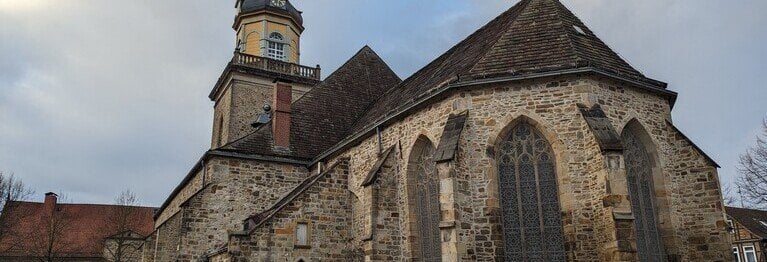 Herzlich Willkommen bei BUCH&WEIN in Rinteln! Entdecken Sie Werke regionaler Autorinnen und Autoren, Karten, Überblicke und spannende lokale Kleinigkeiten.