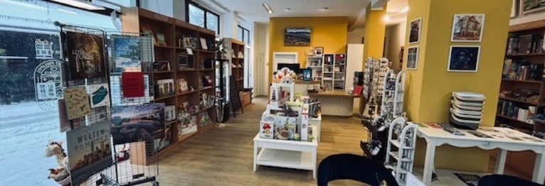 Blick in das Buchcafé zur Theke