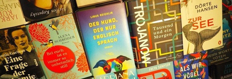 ...MIT SCHÖNER, KLUGER SPANNENDER, LIEBEVOLLER, LIEBESTOLLER, GELEHRTER, FEINER, FRÖHLICHER UND GANZ WUNDERBARER LEKTÜRE