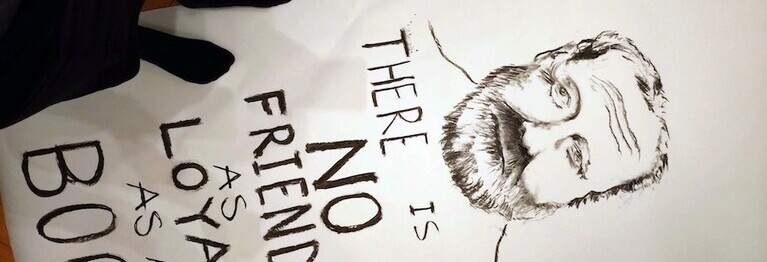 Ein ausgebreitetes Transparent aus Papier mit einer Kohlezeichnung des Schriftstellers Ernest Hemingway