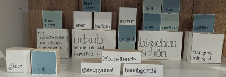 Diese Textplatten haben es uns angetan! Coole, witzige und nachdenkliche Sprüche, hergestellt in Werkstätten für Menschen mit Behinderung. Wir sind Fans!