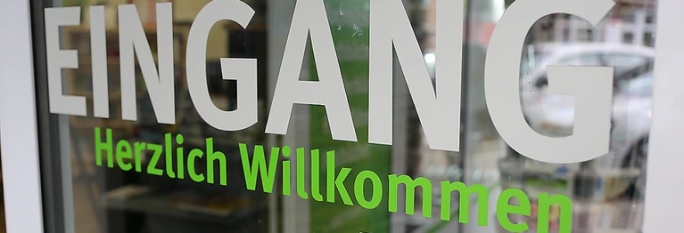 Der Eingang unserer Buchhandlung, Herzlich Willkommen!