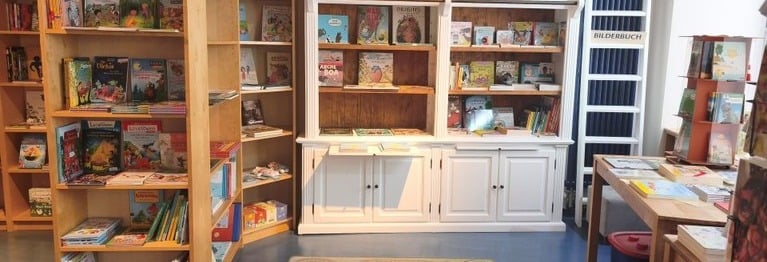 In unserer Kinderbuchabteilung finden Sie ein ständig wechselndes Angebot von Bilderbüchern, Erstlesebüchern, Sachbüchern und Romanreihen für alle Leseratten bis 14 Jahre.