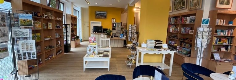 Blick in das Buchcafé zur Theke